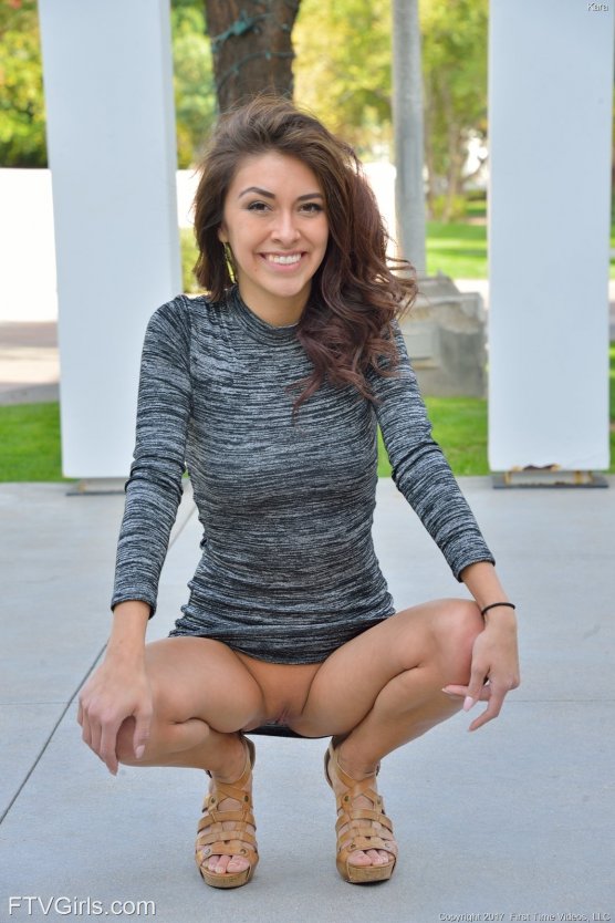 Женская киска под платьем