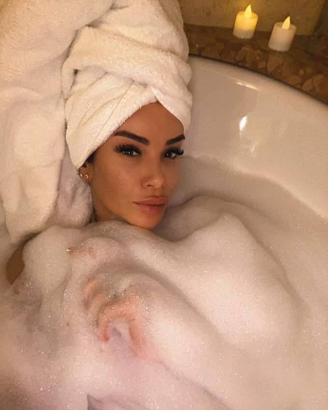 Айза показала пизденку