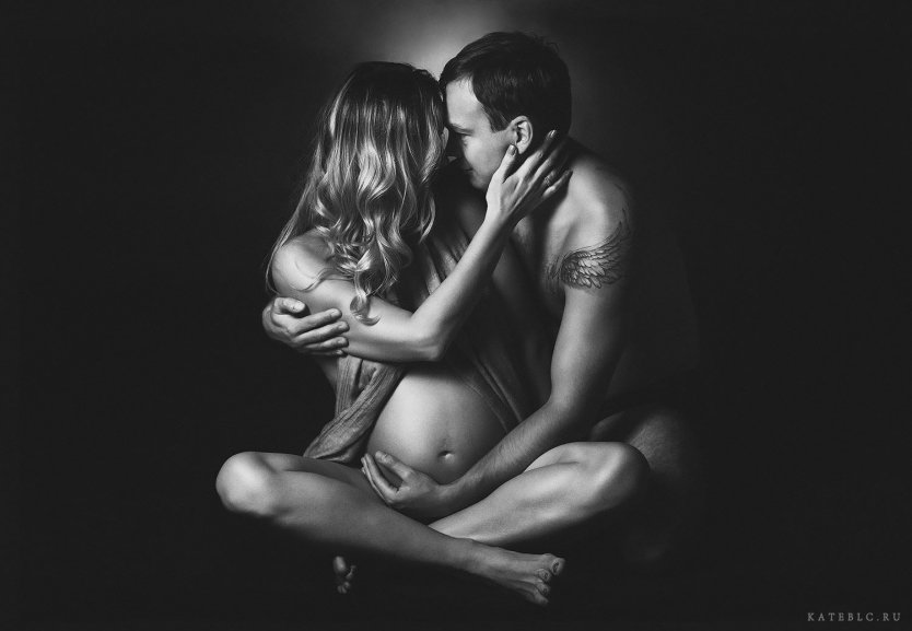 Голая беременная женщина