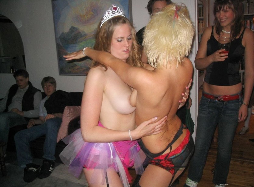 Пьяные девушки без трусиков