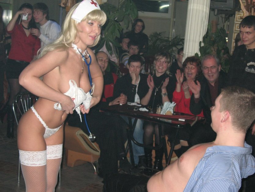 Много девок без трусов