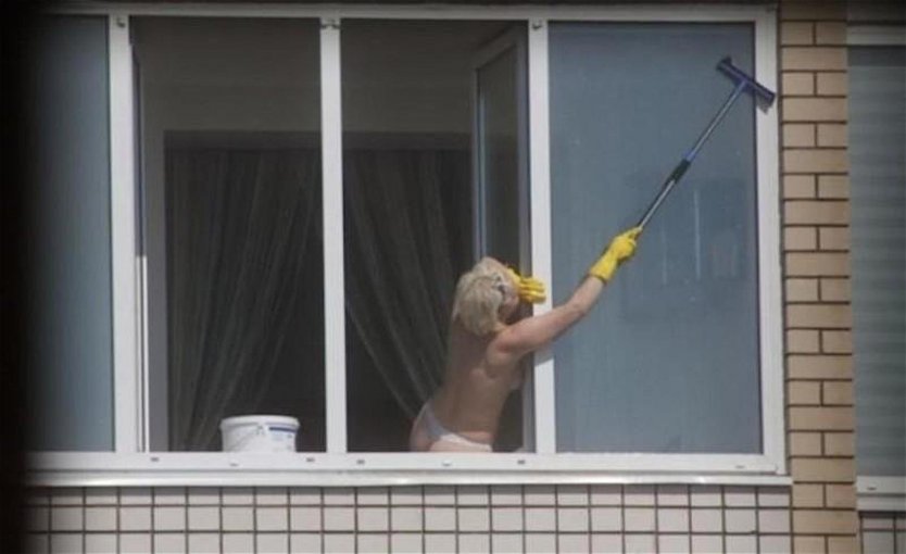 Соседка в окне