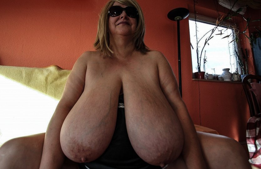 Огромные сиськи до колен