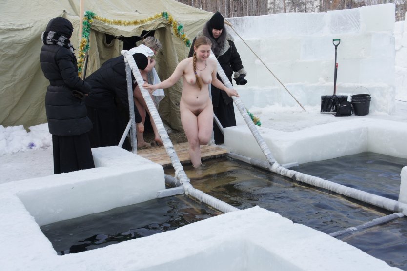 Голые бабы купаются в проруби