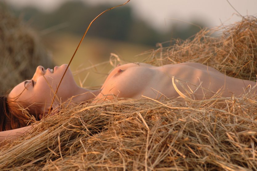 Эротическая фотосессия на сеновале