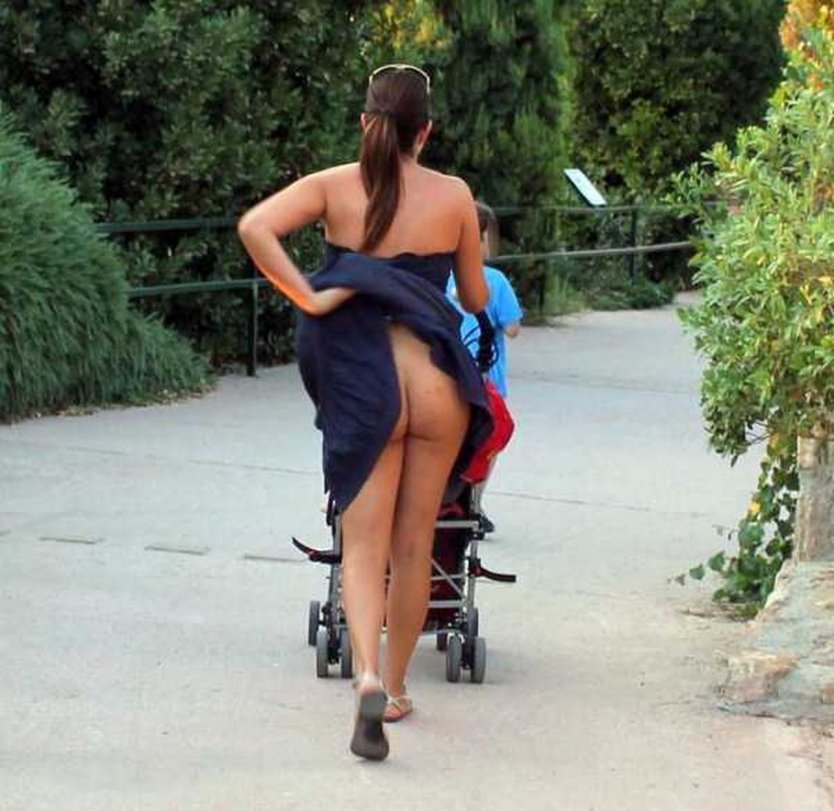 Молодые мамки под юбкой