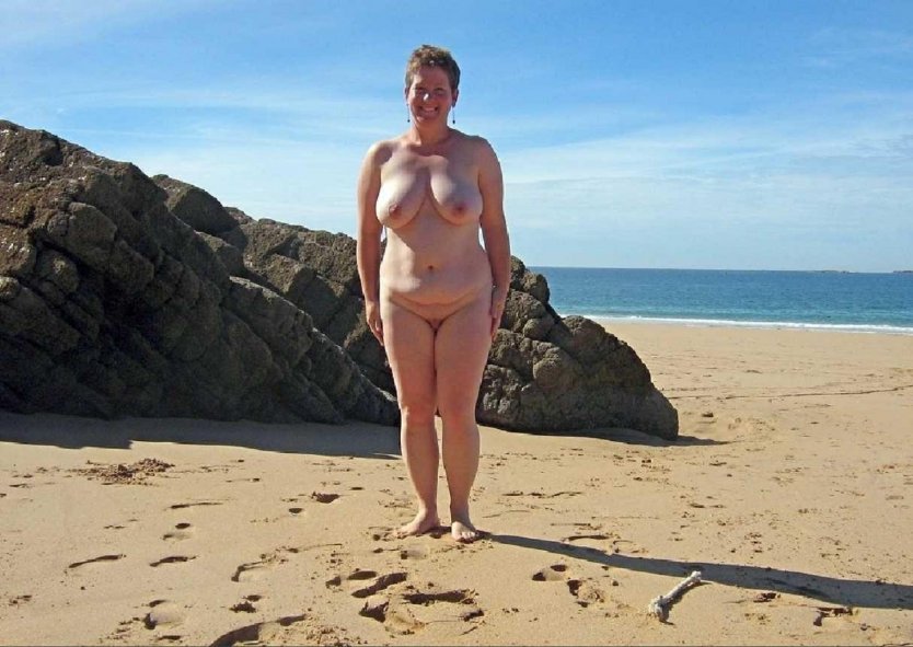 Голые старые женщины на пляже