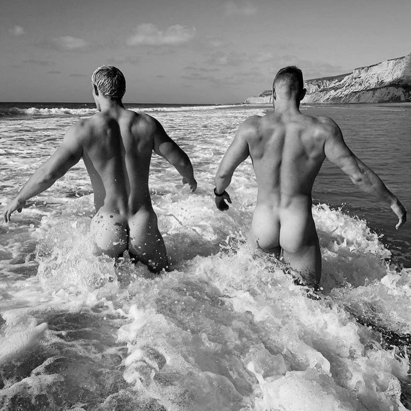 Голые попки парней на пляже