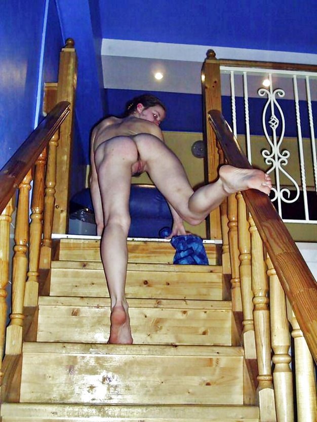 Голый мужчина в бане голый