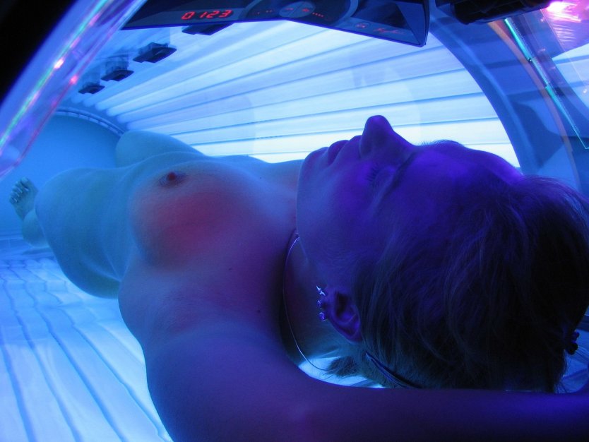 Голые девчонки в солярии