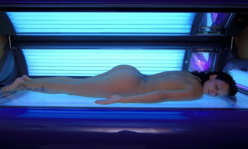 Голая Susana Spears в солярии