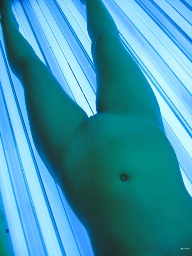 Ню селфи в солярии девушек