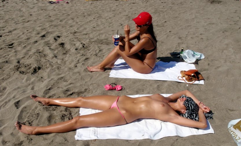 Зрелая на пляже топлесс BACKBOOK