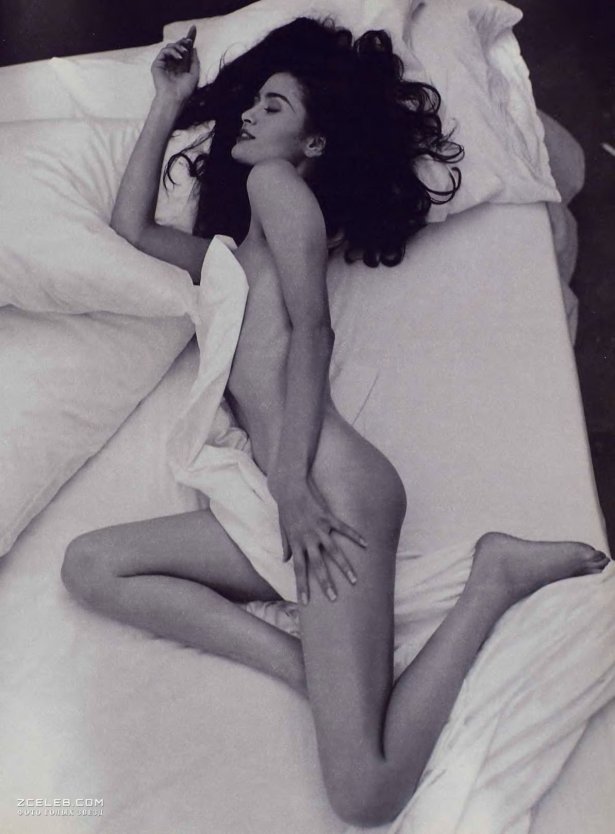 Актриса Равшана Куркова ню