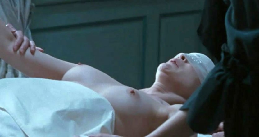 Вера Фармига в эротичной сцене