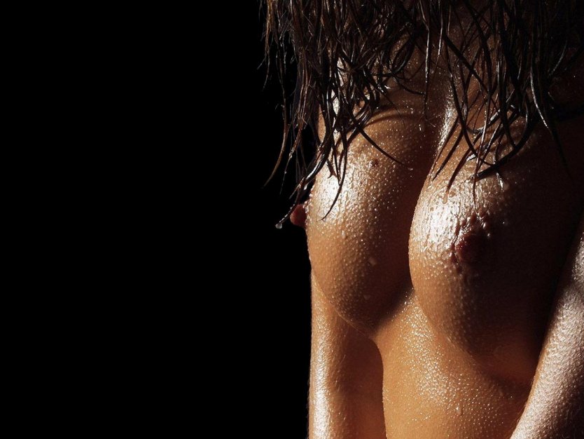 Мокрое тело девушки