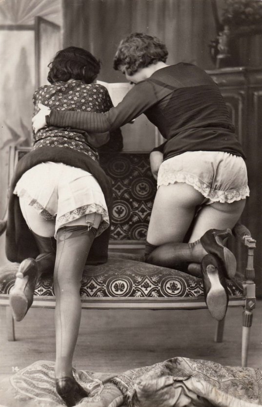 Ню учительница в панталонах