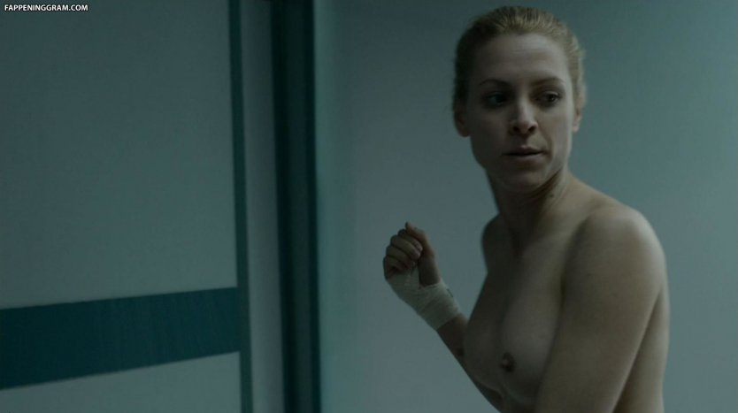 Мэгги Сивантос топлесс