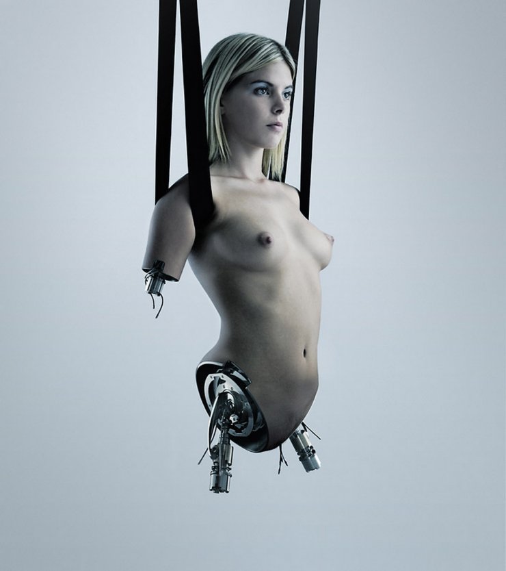 Издевательства над женской грудью