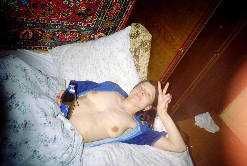 Голая деревенская баба спит