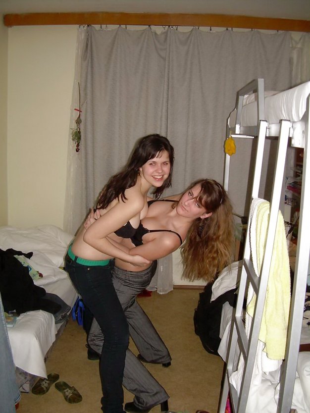 Голые девчонки в общежитии