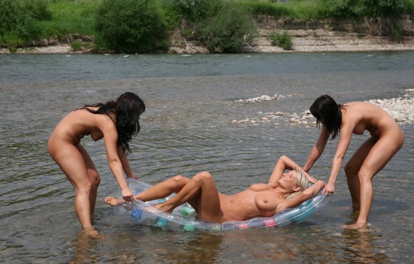 Взрослые голые женщины на реке