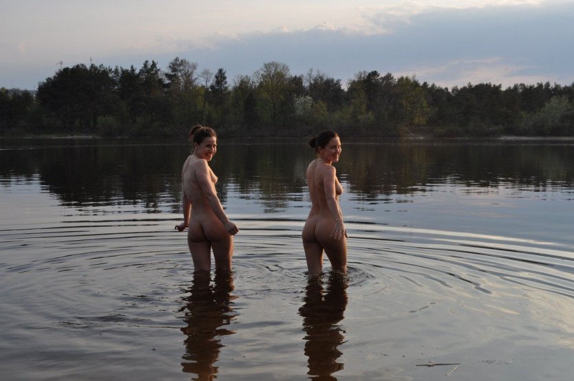 Голое купание в водоеме