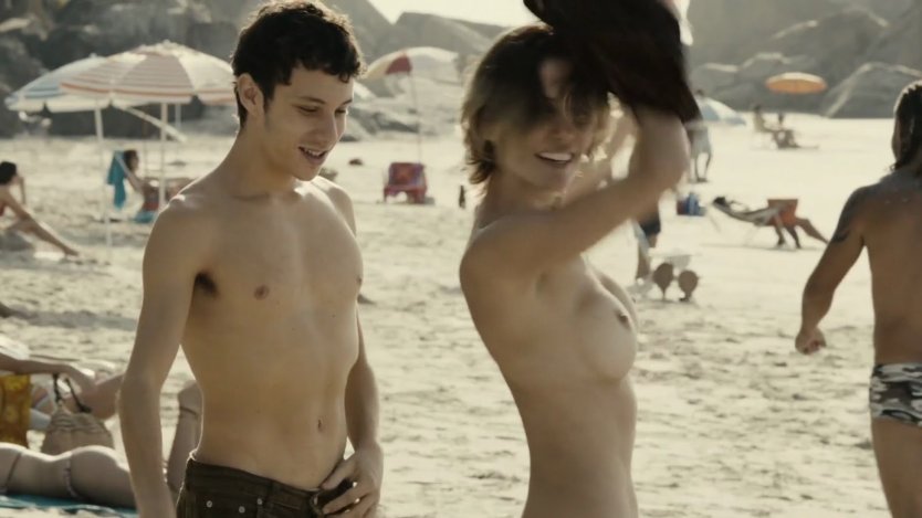 Кортни Итон большие сиськи