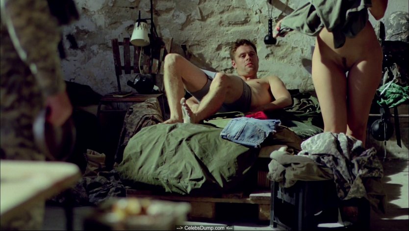 Аннабелль Уоллис сиськи