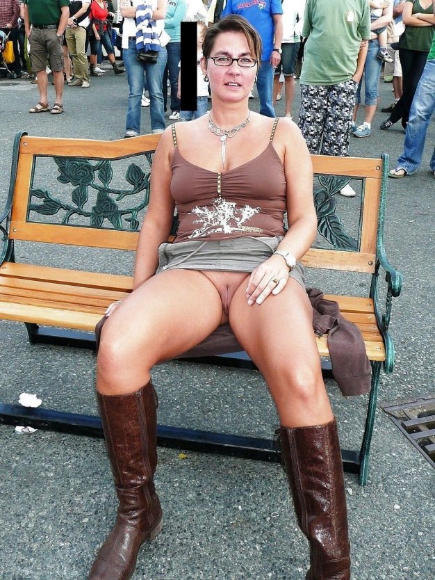 Зрелые без трусов на публике