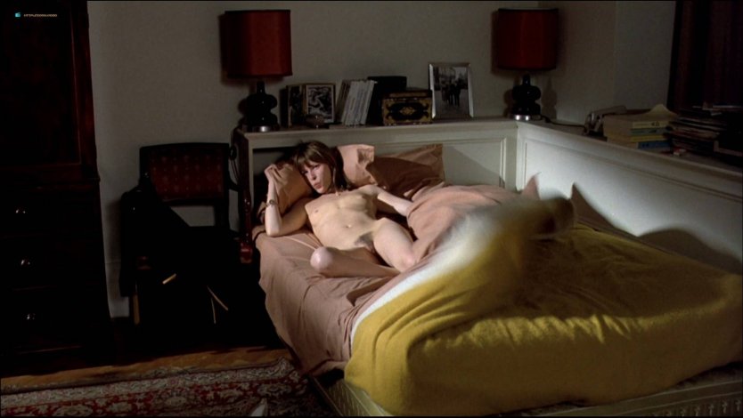 Эмилия Кларк голая в ванне