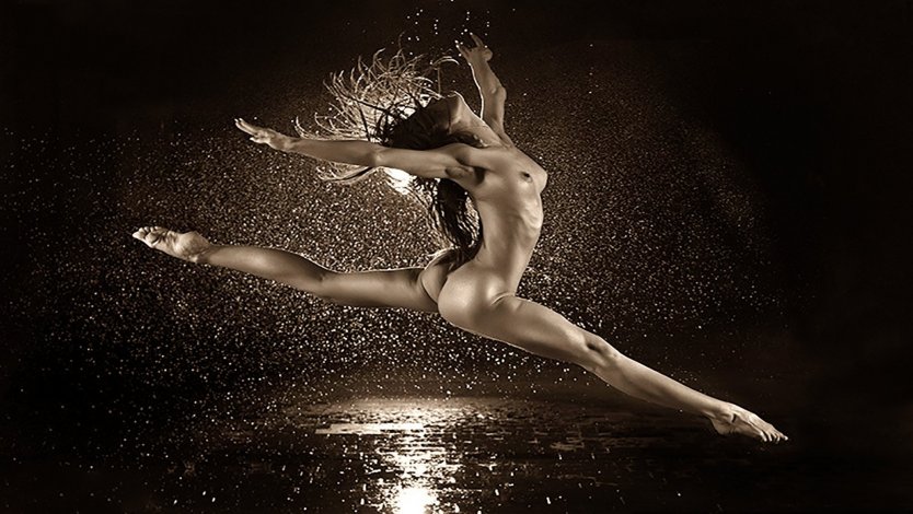 Танцующие голые женщины