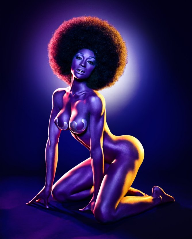 Голая негритянка с афро прической