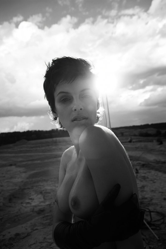 Голая в лесу короткие волосы