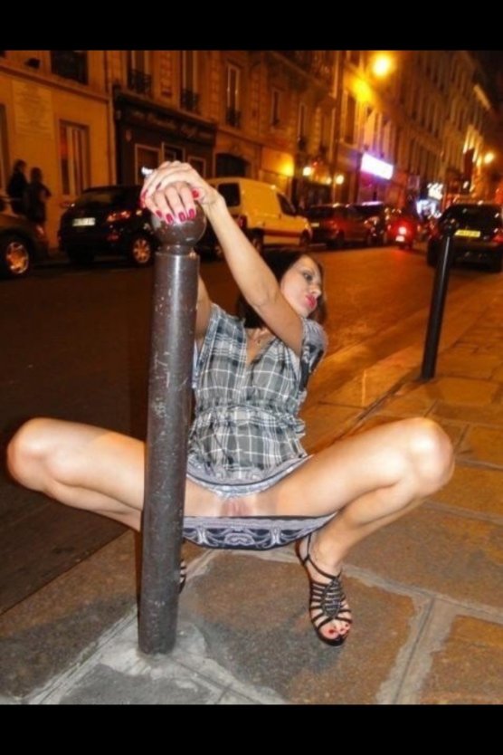 Девушки без трусиков в общественных местах