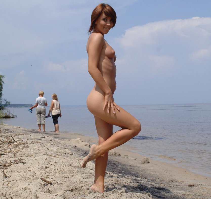 Голые девчонки на обычном пляже