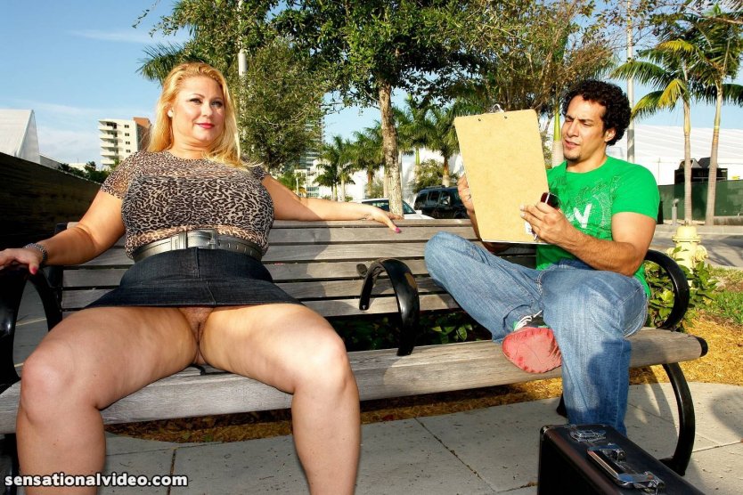 Толстушка голышом на улице