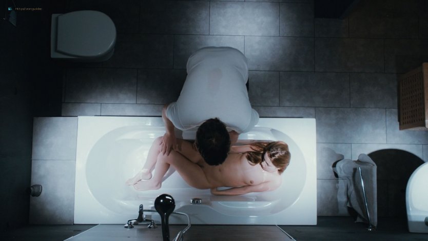 Знаменитости показывают груди в кино