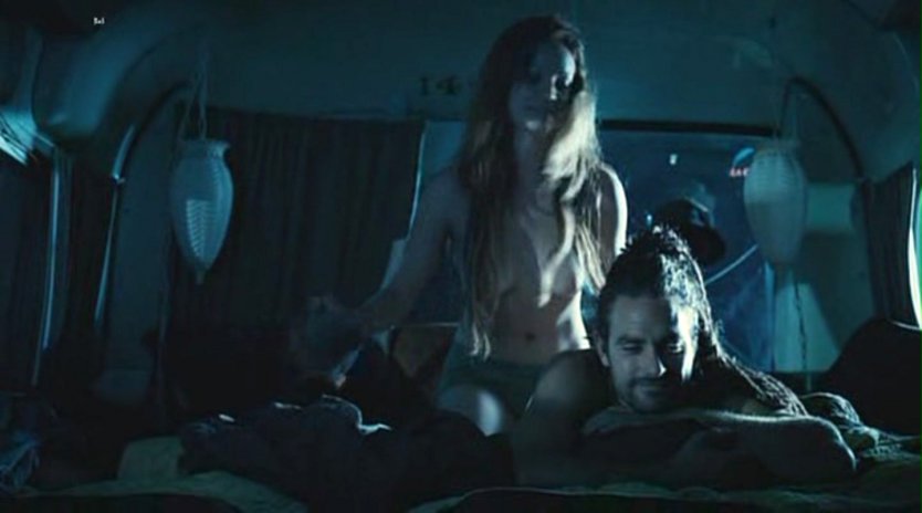 Лоранс Арне голая бассейн