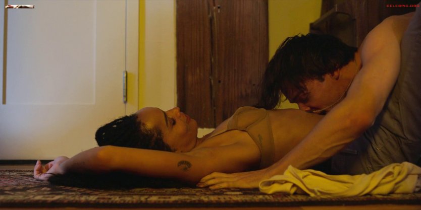 Зои Кравиц волосатый лобок