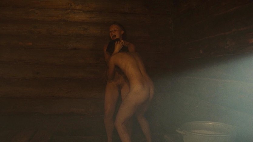 Юлия Пересильд край баня