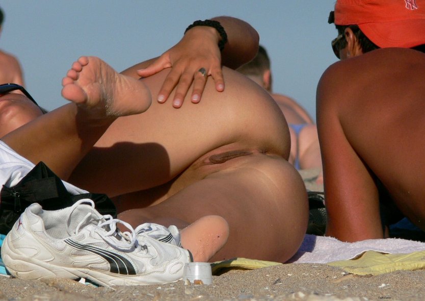 Женские вагины на пляже