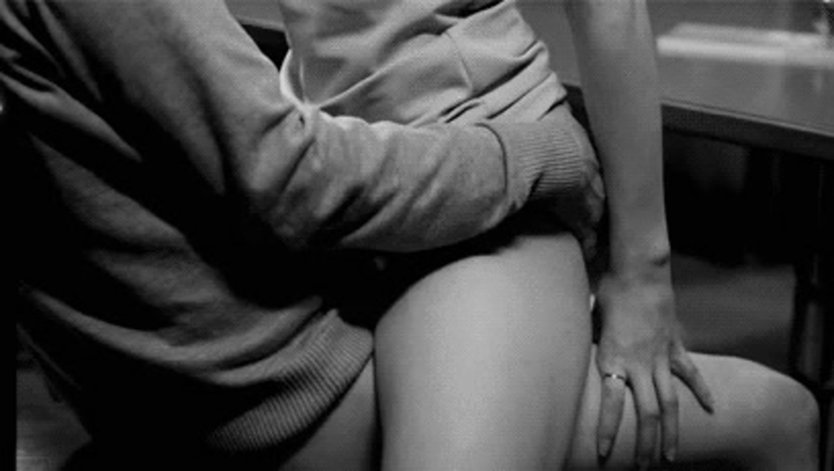 Кончил на девушку в общественном транспорте