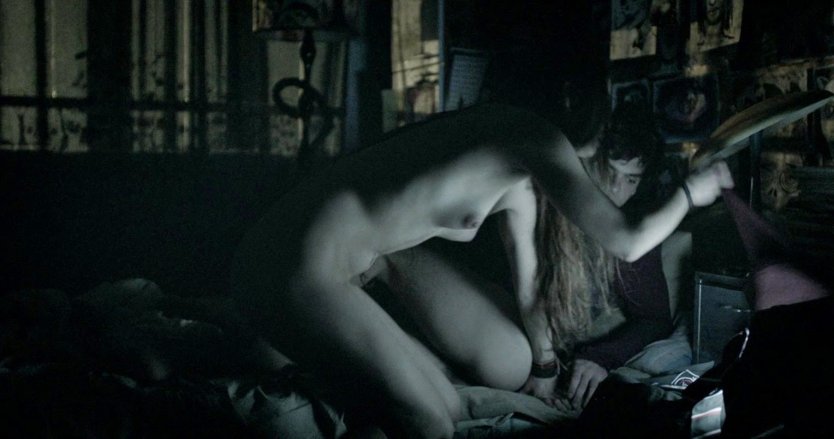 Голая грудь Джоди Комер