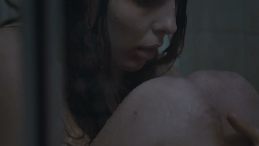 Голая грудь Джоди Комер