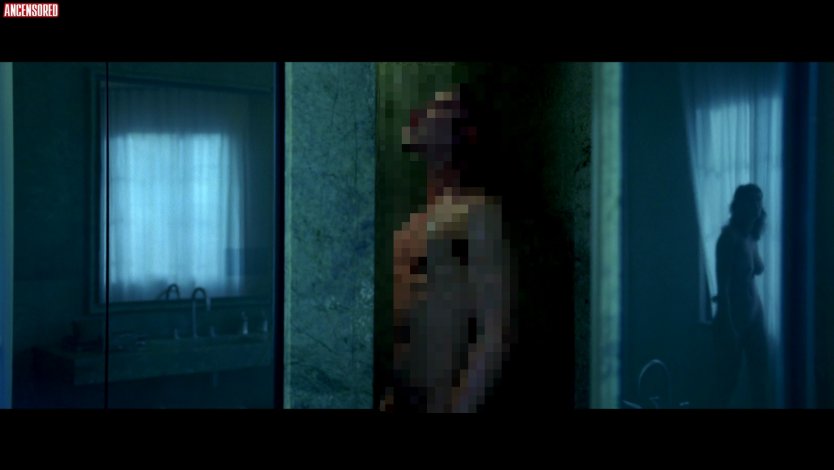 Amber Rickard раздвинула ноги