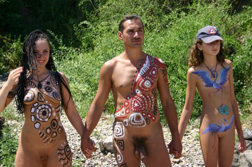 Пляжный бодиарт на теле девочек