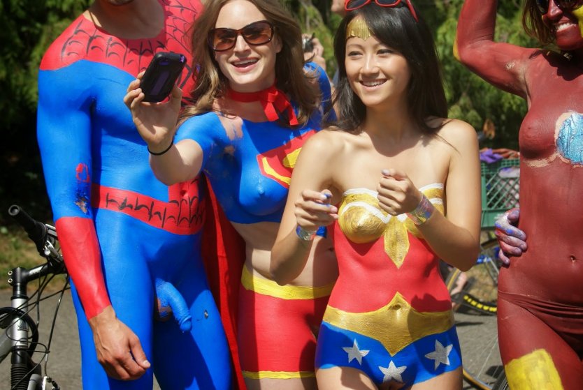 Боди арт на нудистком пляже