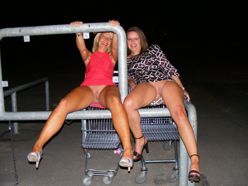 Случайные голые женщины