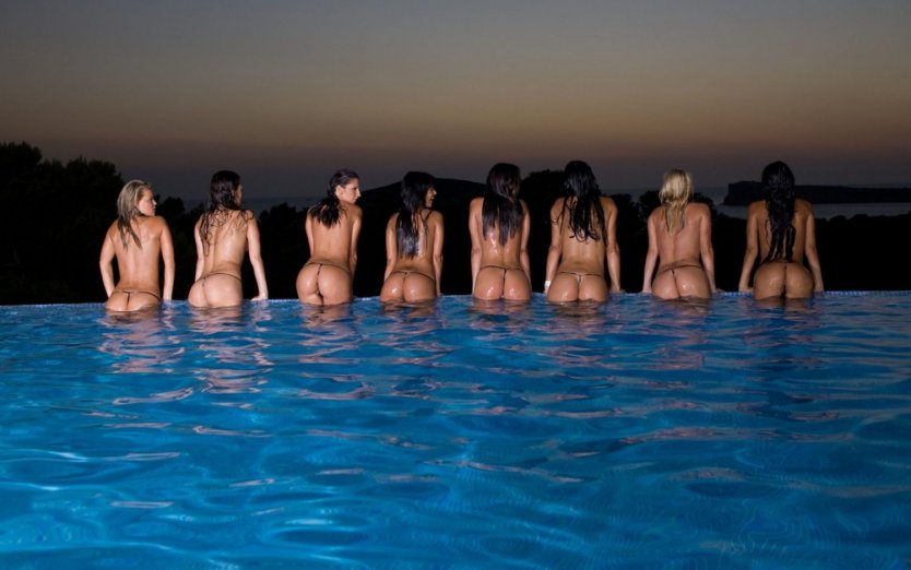 Много голых баб в бассейне